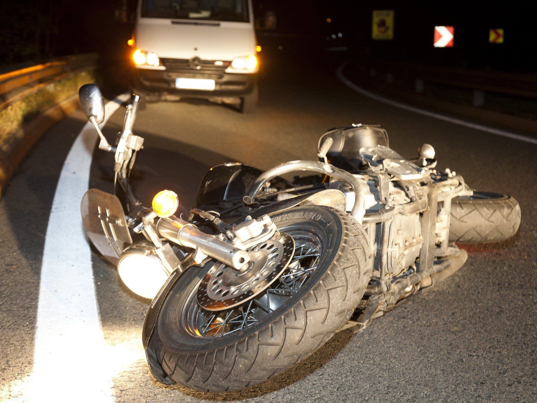 Motorradfahrer kam zu Sturz und wurde schwer verletzt. Motorradfahrer kam zu Sturz und wurde schwer verletzt.