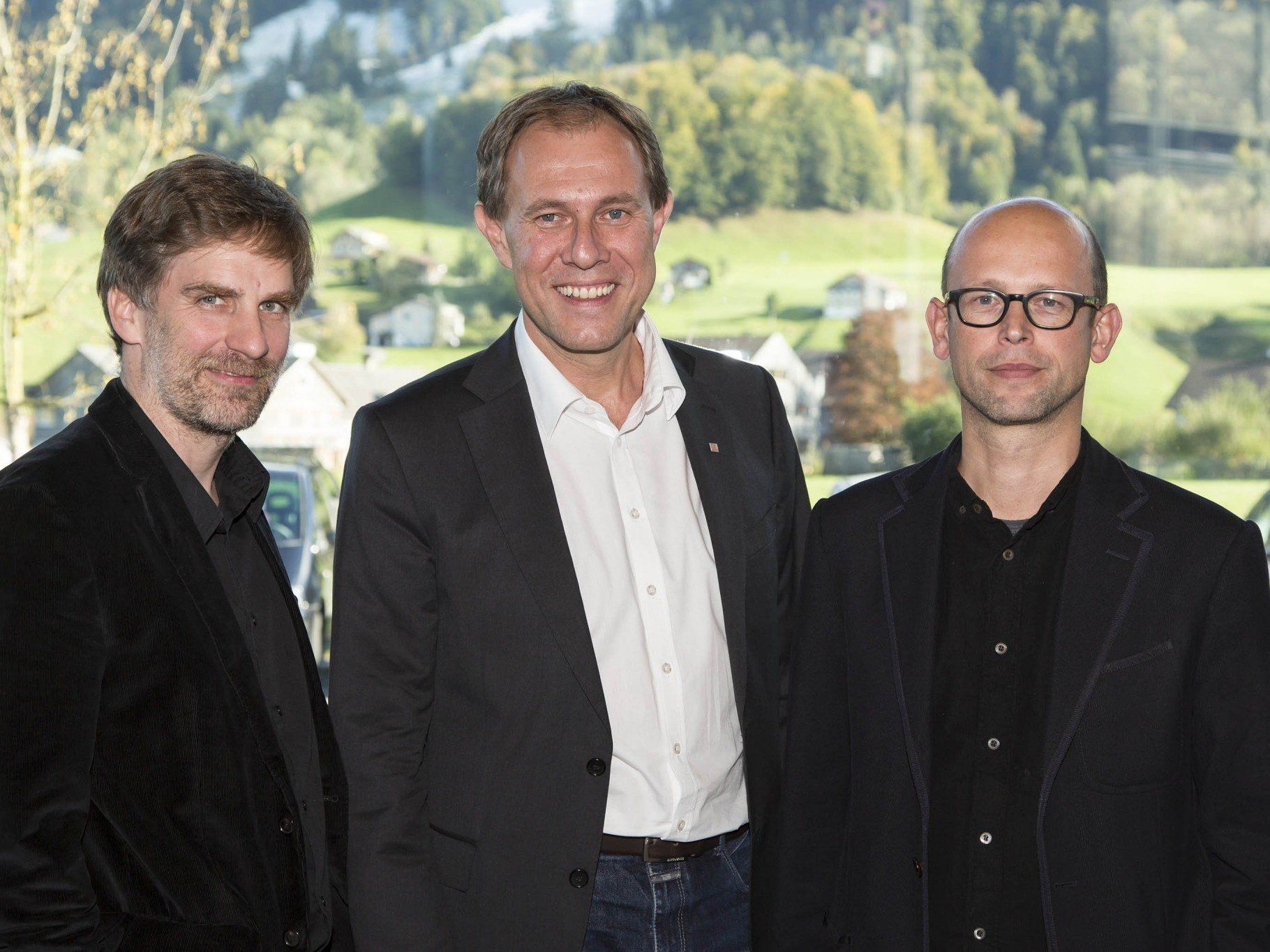 Gastgeber Winfried Nussbaummüller (Kulturabteilung der Landesregierung Vorarlberg) und Christian Schützinger (Vorarlberg Tourismus) mit Moderator Hans-Joachim Gögl Gastgeber Winfried Nussbaummüller (Kulturabteilung der Landesregierung Vorarlberg) und Christian Schützinger (Vorarlberg Tourismus) mit Moderator Hans-Joachim Gögl