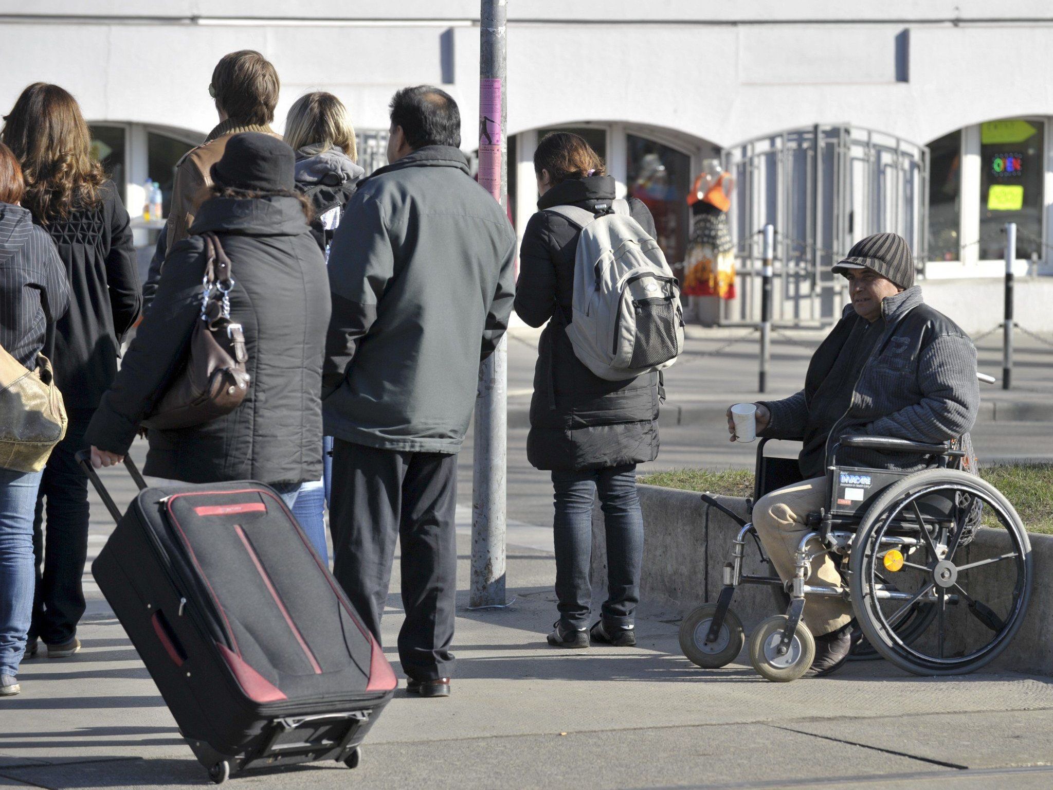 Weiter untersagt ist aggressives bzw. organisiertes Betteln sowie Betteln mit Kindern. Weiter untersagt ist aggressives bzw. organisiertes Betteln sowie Betteln mit Kindern.