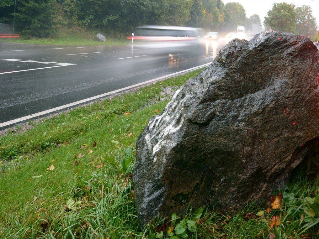 Auch wenn es schnell aussieht - starker Regen lässt die meisten von sich aus langsamer fahren. Auch wenn es schnell aussieht - starker Regen lässt die meisten von sich aus langsamer fahren.