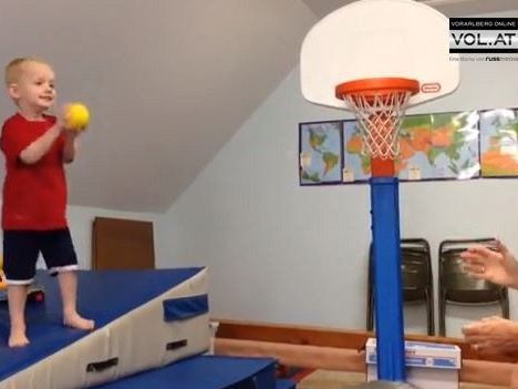 Mama wirft den kindergerechten "Alley Oop"-Pass auf Sohn Andrew. Mama wirft den kindergerechten "Alley Oop"-Pass auf Sohn Andrew.