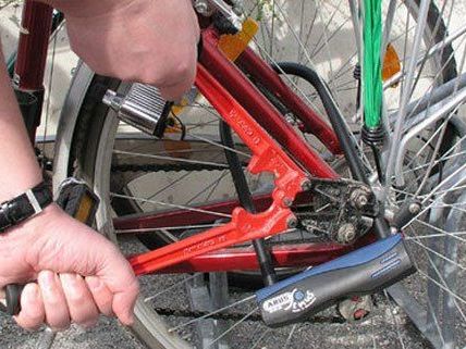 Rund 100 Fahrräder sollen die beiden Brüder gestohlen haben. Rund 100 Fahrräder sollen die beiden Brüder gestohlen haben.