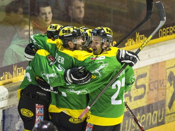 Der EHC Lustenau gewinnt das Derby gegen den Meister knapp mit 5:4 im Penaltyschießen. Der EHC Lustenau gewinnt das Derby gegen den Meister knapp mit 5:4 im Penaltyschießen.