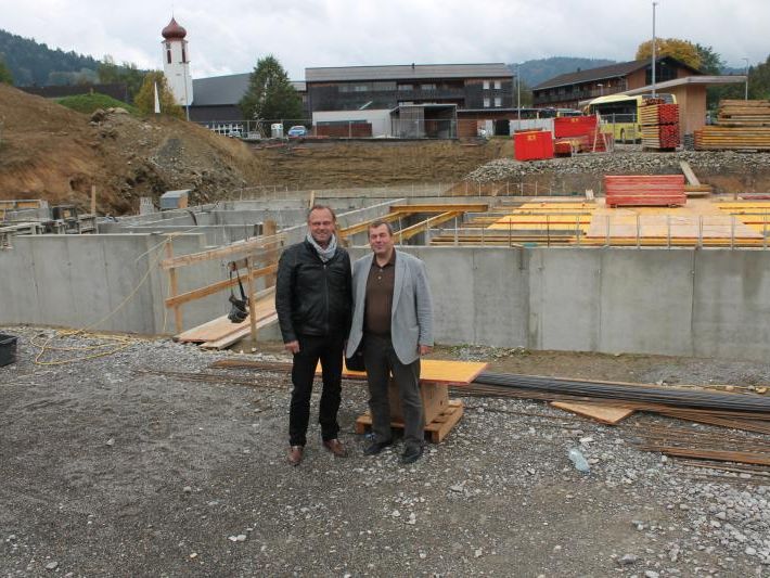 Lokalaugenschein auf der Baustelle im Krumbacher Zentrum – Erich Mayer und Günter Morscher (l.) erläutern das Bauvorhaben. Lokalaugenschein auf der Baustelle im Krumbacher Zentrum – Erich Mayer und Günter Morscher (l.) erläutern das Bauvorhaben.
