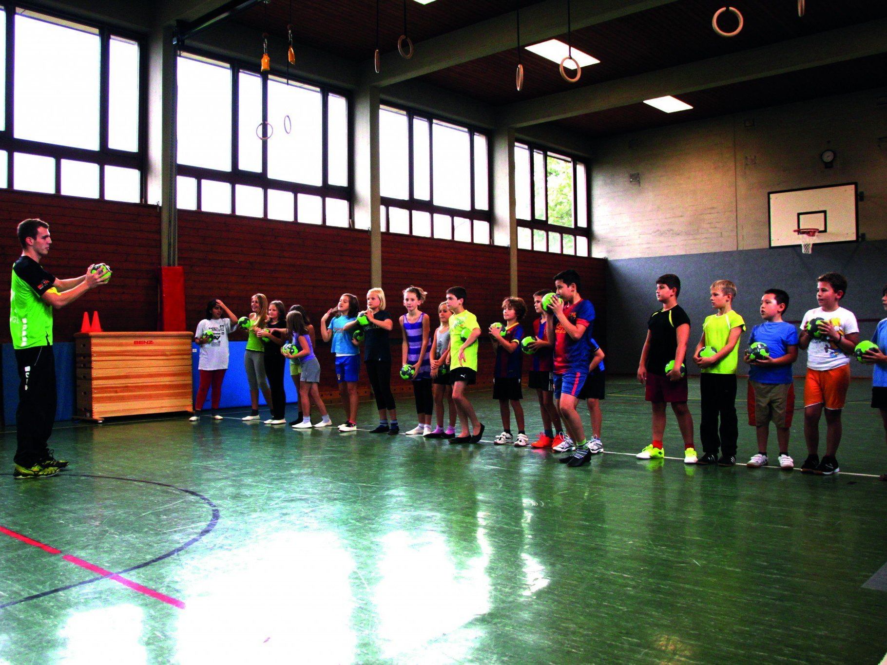Spieler Markus Dangel mit den Kids im Einsatz Spieler Markus Dangel mit den Kids im Einsatz