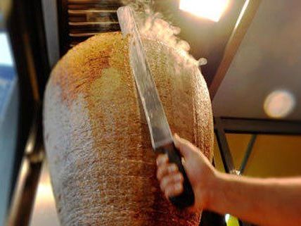 Seit Jahren beschäftigen sich die Gerichte mit dem illegalen Kebabstand in Wien. Seit Jahren beschäftigen sich die Gerichte mit dem illegalen Kebabstand in Wien.