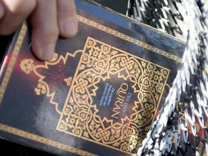 Dadurch, dass sie in Deutschland deutsche Übersetzungen des Korans verteilten, bekamen die Salafisten mediale Aufmerksamkeit. Dadurch, dass sie in Deutschland deutsche Übersetzungen des Korans verteilten, bekamen die Salafisten mediale Aufmerksamkeit.