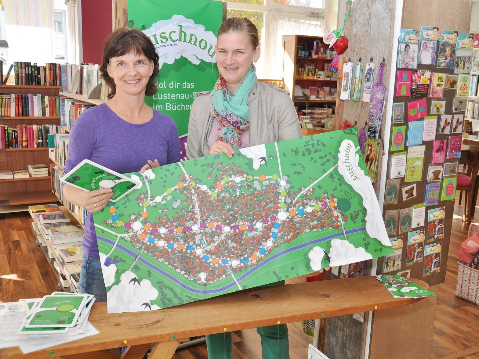 Caroline Gillmayr und Doris Suppan vom "Bücherwurm" präsentieren das neue Spiel. Caroline Gillmayr und Doris Suppan vom "Bücherwurm" präsentieren das neue Spiel.