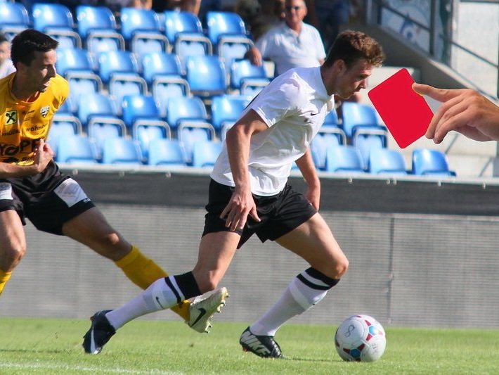 SW Bregenz-Stürmer Deniz Mujic erhielt schon zum zweiten Mal die Rote Karte wegen SR-Beleidigung. SW Bregenz-Stürmer Deniz Mujic erhielt schon zum zweiten Mal die Rote Karte wegen SR-Beleidigung.