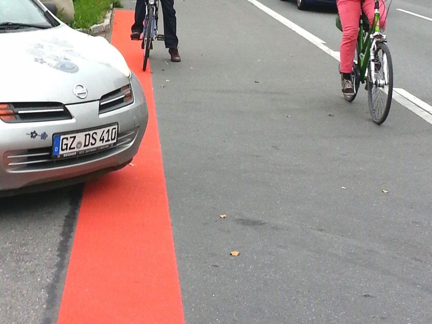 Rote Markierungen erhöhen die Sicherheit für Radfahrer entlang der L 203.