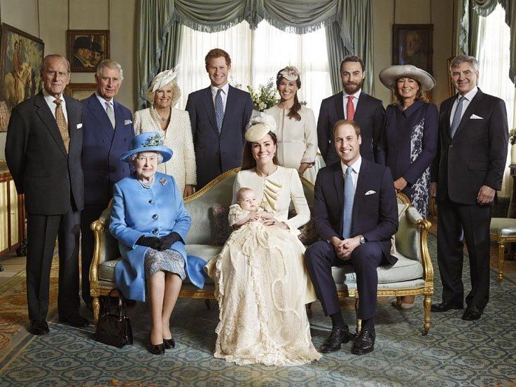 Hinten - v.l.n.r.: Prince Phillip, the Duke Of Edinburgh, Britain's Prince Charles, Duchess of Cornwall, Camilla, Britain's Prince Harry of Wales, Pippa Middleton, James Middleton, Carole Middleton and Michael Middleton; Vorne - v.l.n.r.: Britain's Queen Elizabeth II, Catherine, Duchess of Cambridge carrying Prince George and Britain's Prince William, Duke of Cambridge. Hinten - v.l.n.r.: Prince Phillip, the Duke Of Edinburgh, Britain's Prince Charles, Duchess of Cornwall, Camilla, Britain's Prince Harry of Wales, Pippa Middleton, James Middleton, Carole Middleton and Michael Middleton; Vorne - v.l.n.r.: Britain's Queen Elizabeth II, Catherine, Duchess of Cambridge carrying Prince George and Britain's Prince William, Duke of Cambridge.
