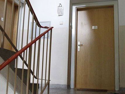 Im Stiegenhaus wurde die junge Frau plötzlich überfallen. Im Stiegenhaus wurde die junge Frau plötzlich überfallen.