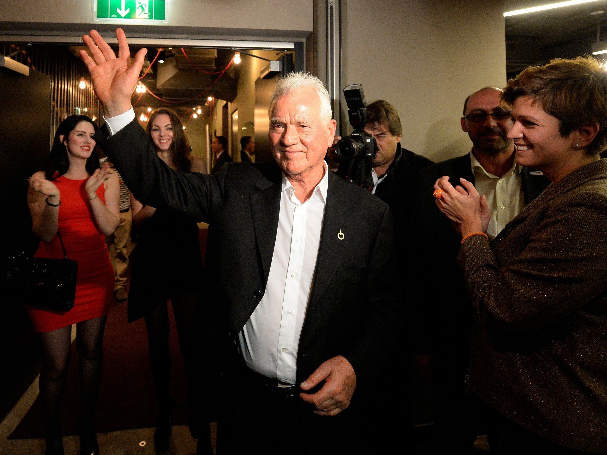 "Wer zahlt, schafft an ..." Frank Stronach räumt in seinem "Team" auf. "Wer zahlt, schafft an ..." Frank Stronach räumt in seinem "Team" auf.