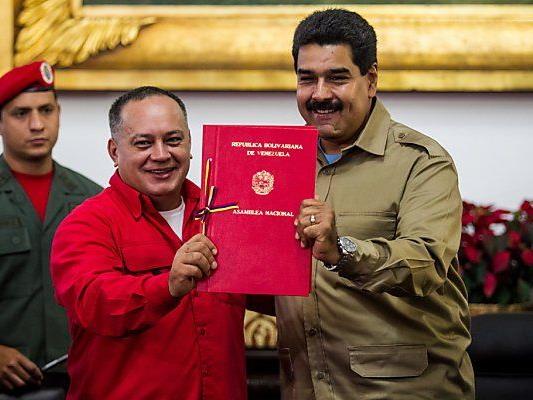 Maduro (re.) hält Sondervollmachten in Händen