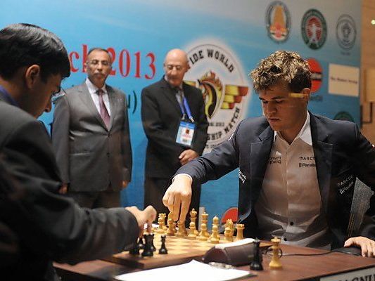 Carlsen hält Titelverteidiger Anand in Schach Carlsen hält Titelverteidiger Anand in Schach