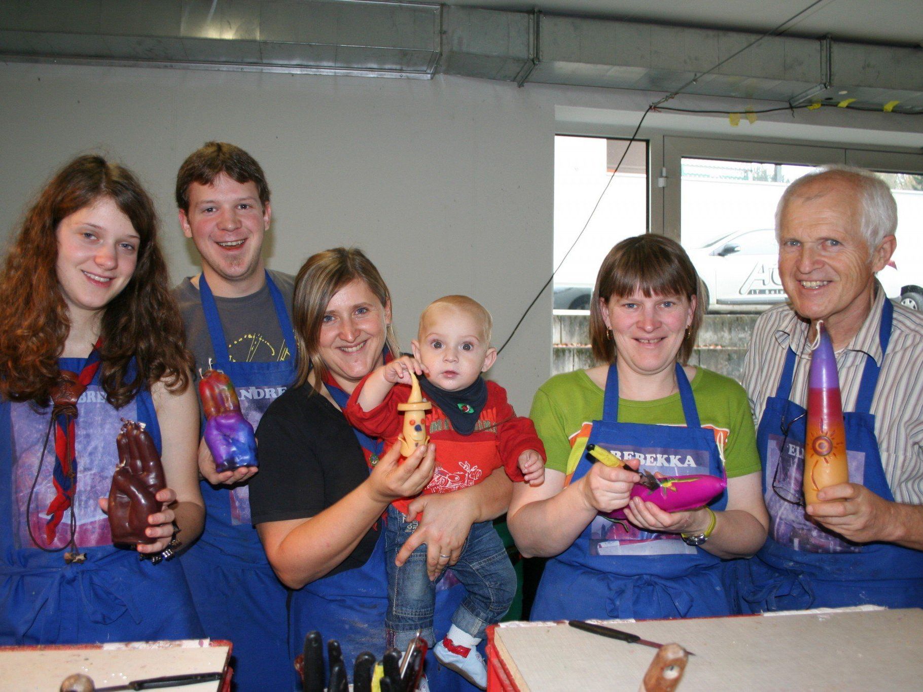 Fleißige Helfer: Elmar Dietrich (Initiator Kerzenzieh-Aktion) mit seinen Familienmitgliedern Caroline, Andreas, Nicole, Rebekka und Fabian. Fleißige Helfer: Elmar Dietrich (Initiator Kerzenzieh-Aktion) mit seinen Familienmitgliedern Caroline, Andreas, Nicole, Rebekka und Fabian.