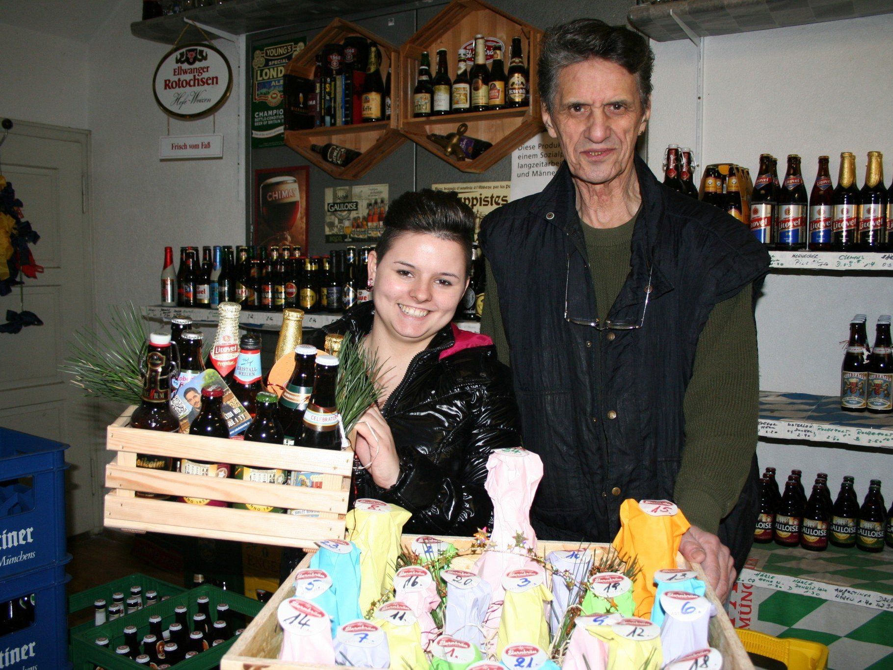 Seniorchef Helmut Wetzel freut sich mit Enkelin Sabrina auf den „bierigen“ Adventmarkt. Seniorchef Helmut Wetzel freut sich mit Enkelin Sabrina auf den „bierigen“ Adventmarkt.