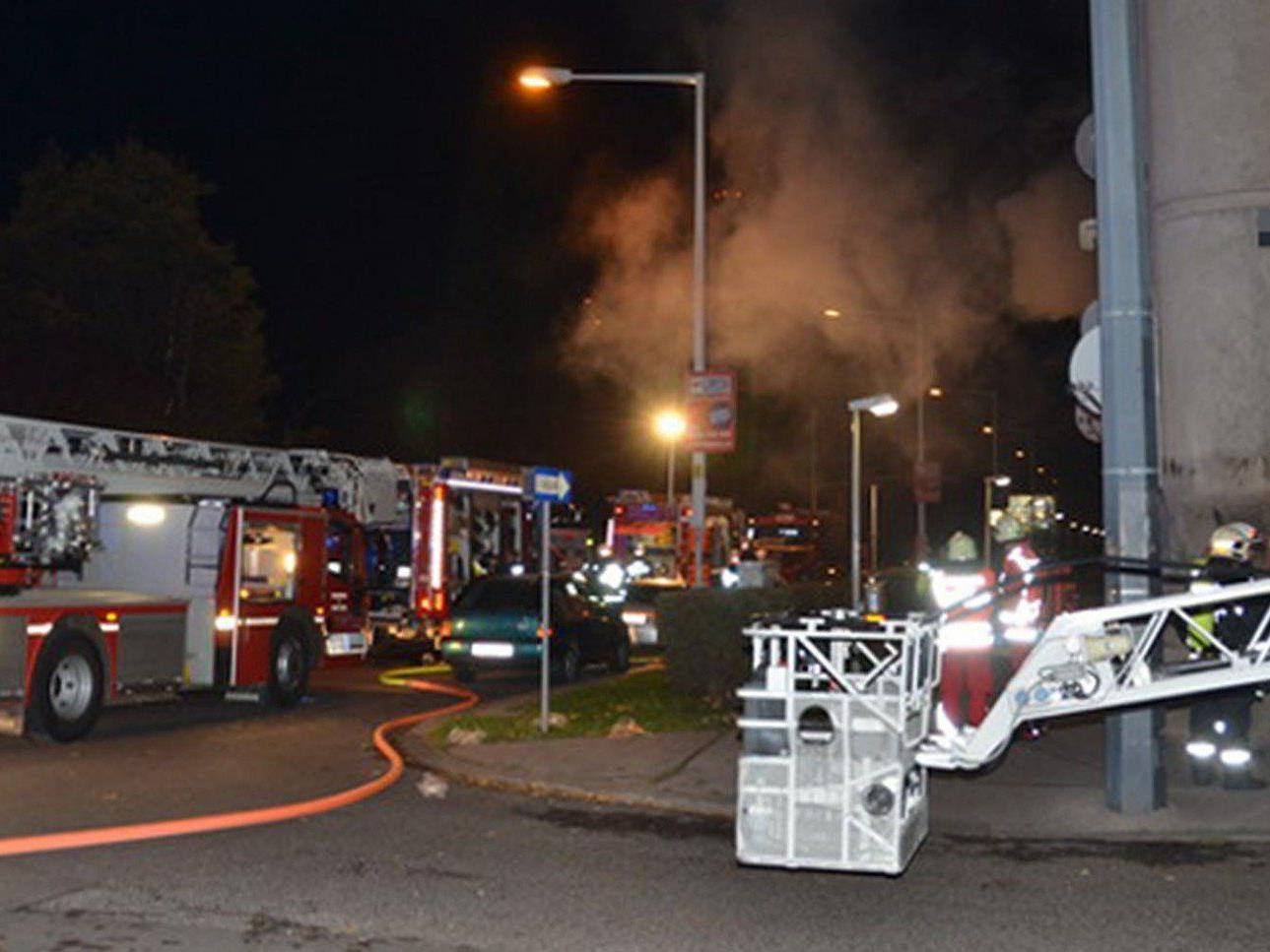 Bei einem Zimmerbrand in Wien-Brigittenau wurden 24 Personen verletzt.