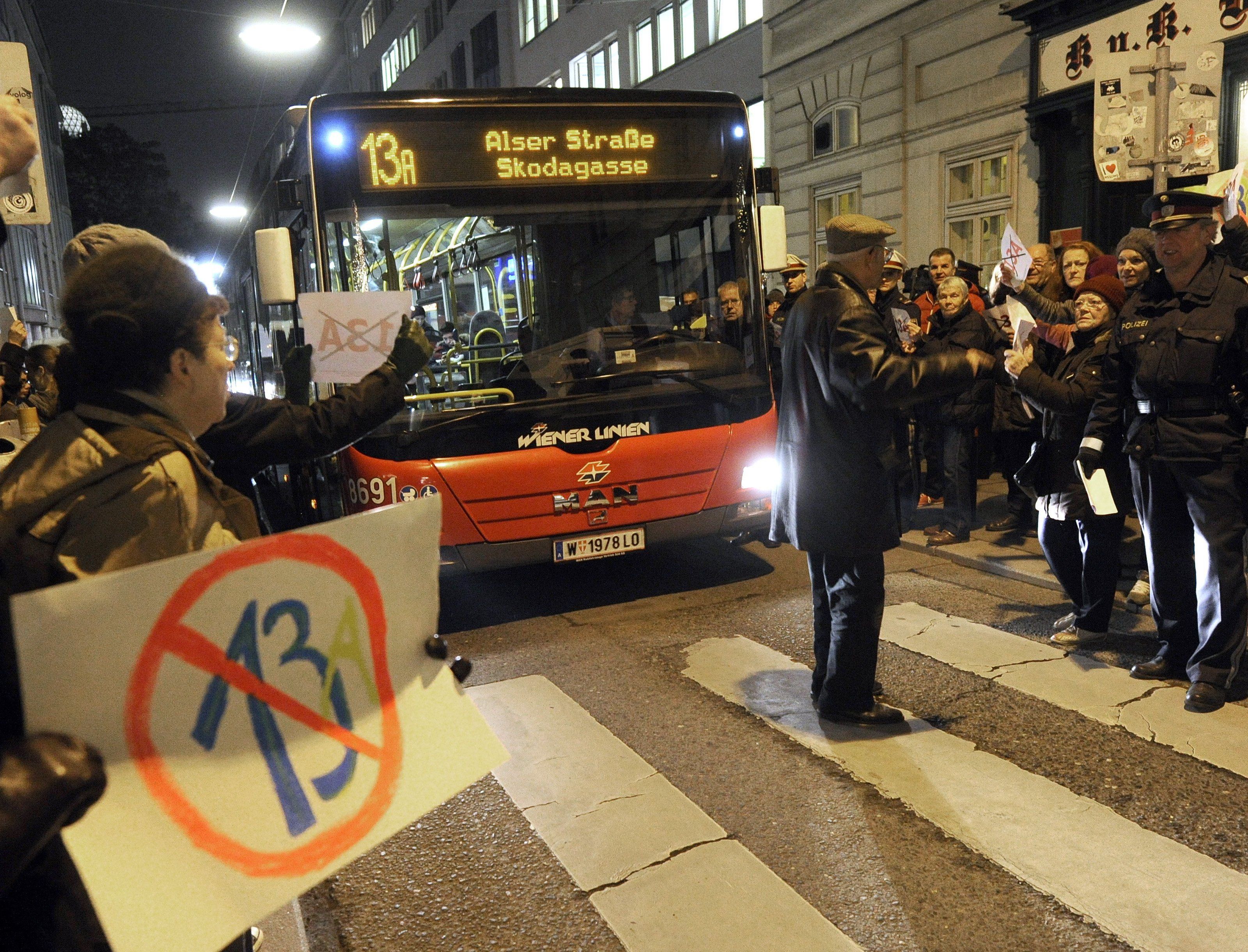 Mariahilfer Straße - 13A erneut von verärgerten Anrainern blockiert Mariahilfer Straße - 13A erneut von verärgerten Anrainern blockiert