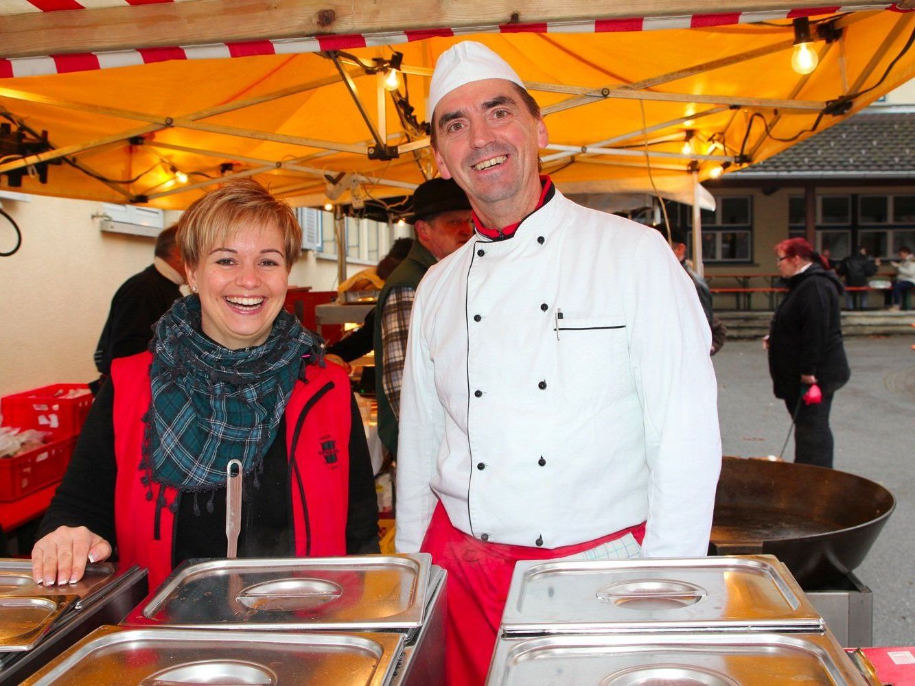 Sabrina Netzer und Alex Baue machten die besten Käsknöpfle und leckere Schupfnudeln beim Jubiläumsherbstmarkt Sabrina Netzer und Alex Baue machten die besten Käsknöpfle und leckere Schupfnudeln beim Jubiläumsherbstmarkt
