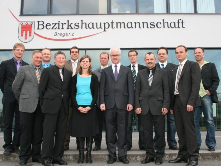 Gleich ein Dutzend neue BürgermeisterInnen hat Bezirkshauptmann Elmar Zech nach den Wahlen 2010 angelobt. Weiter elf während der Funktionsperiode. Gleich ein Dutzend neue BürgermeisterInnen hat Bezirkshauptmann Elmar Zech nach den Wahlen 2010 angelobt. Weiter elf während der Funktionsperiode.