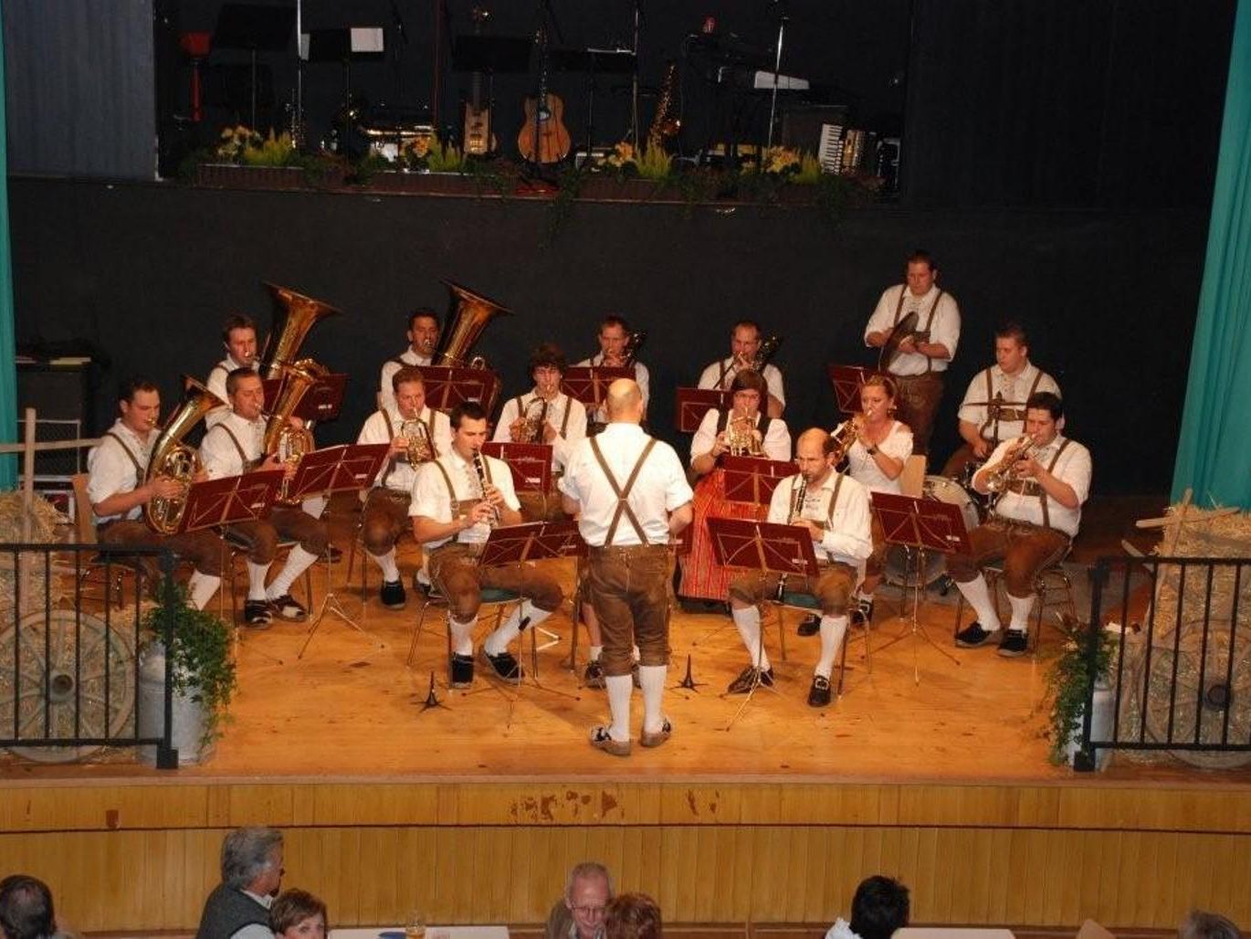 Dirndl & Lederhose haben beim Dorfball Hochsaison. Dirndl & Lederhose haben beim Dorfball Hochsaison.