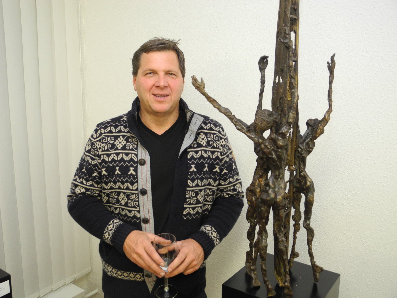 Gerry Mayer, der Künstler aus Dünserberg mit einem seiner Werke in der Galerie Altesse in Nendeln. Gerry Mayer, der Künstler aus Dünserberg mit einem seiner Werke in der Galerie Altesse in Nendeln.