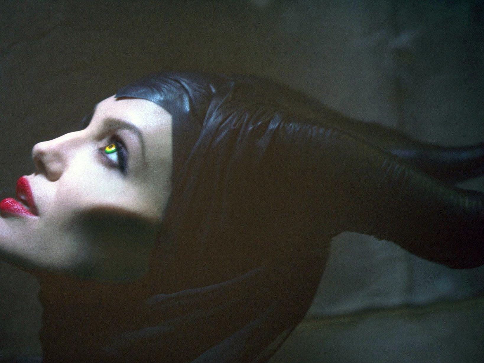 Angelina Jolie besticht auf erstem "Maleficent"-Poster