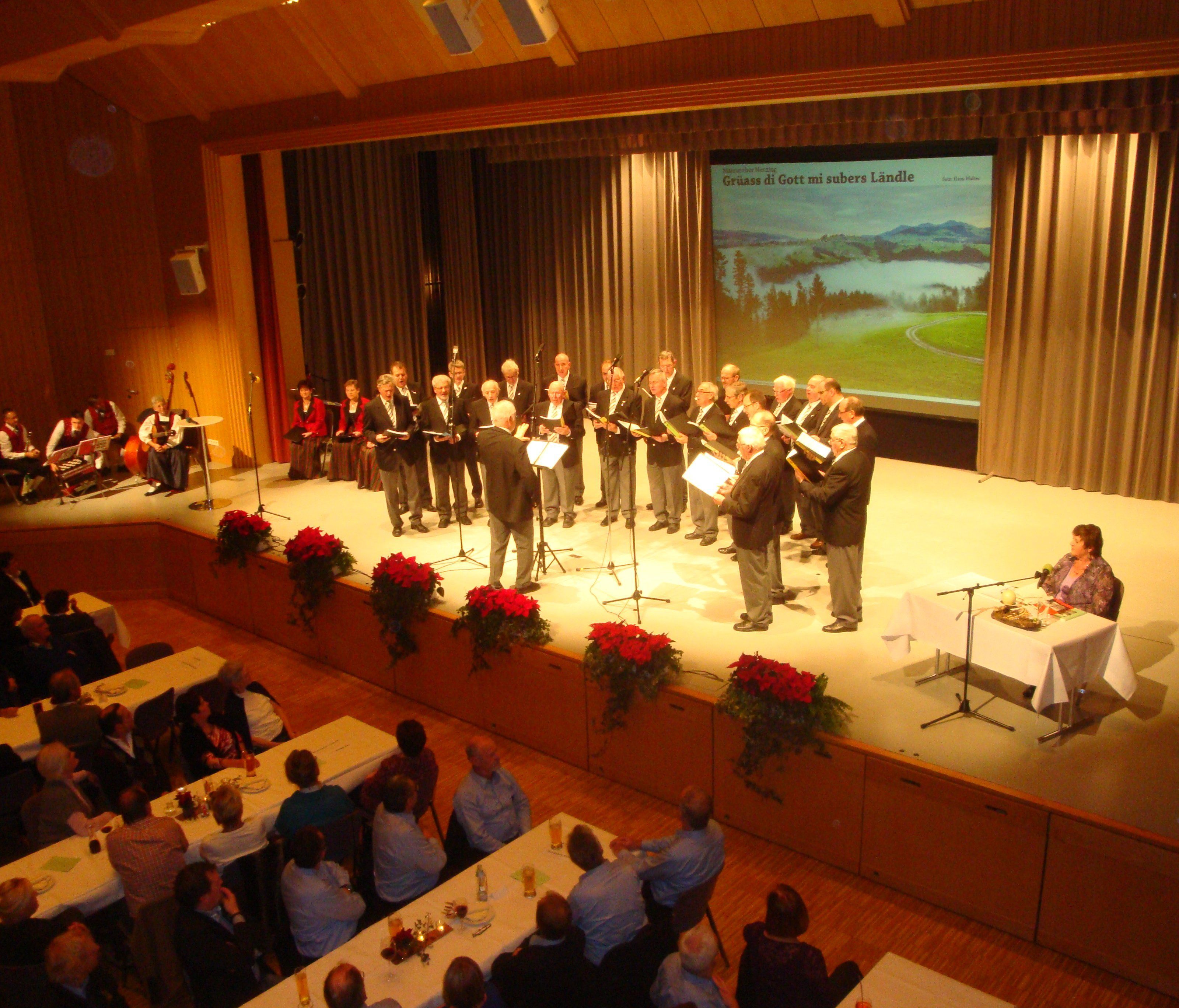 Mit „Grüaß di Gott mi subers Ländle“ eröffnete der Männerchor das Programm. Mit „Grüaß di Gott mi subers Ländle“ eröffnete der Männerchor das Programm.