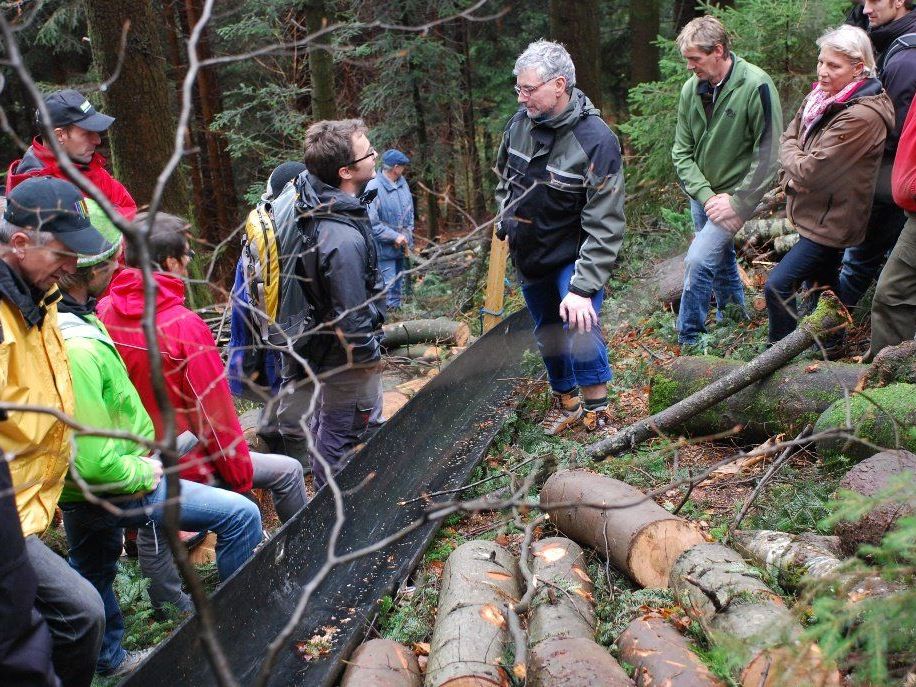 Die Teilnehmer am Waldaktionstag füllten mit Eifer die Log Line. Die Teilnehmer am Waldaktionstag füllten mit Eifer die Log Line.