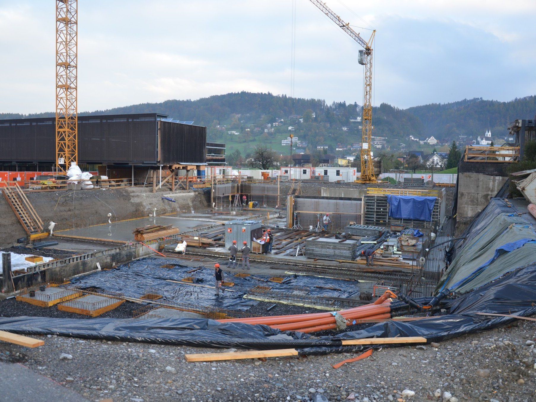 Mit Volldampf wird bei der neuen Klauser Turnhalle gearbeitet. Mit Volldampf wird bei der neuen Klauser Turnhalle gearbeitet.