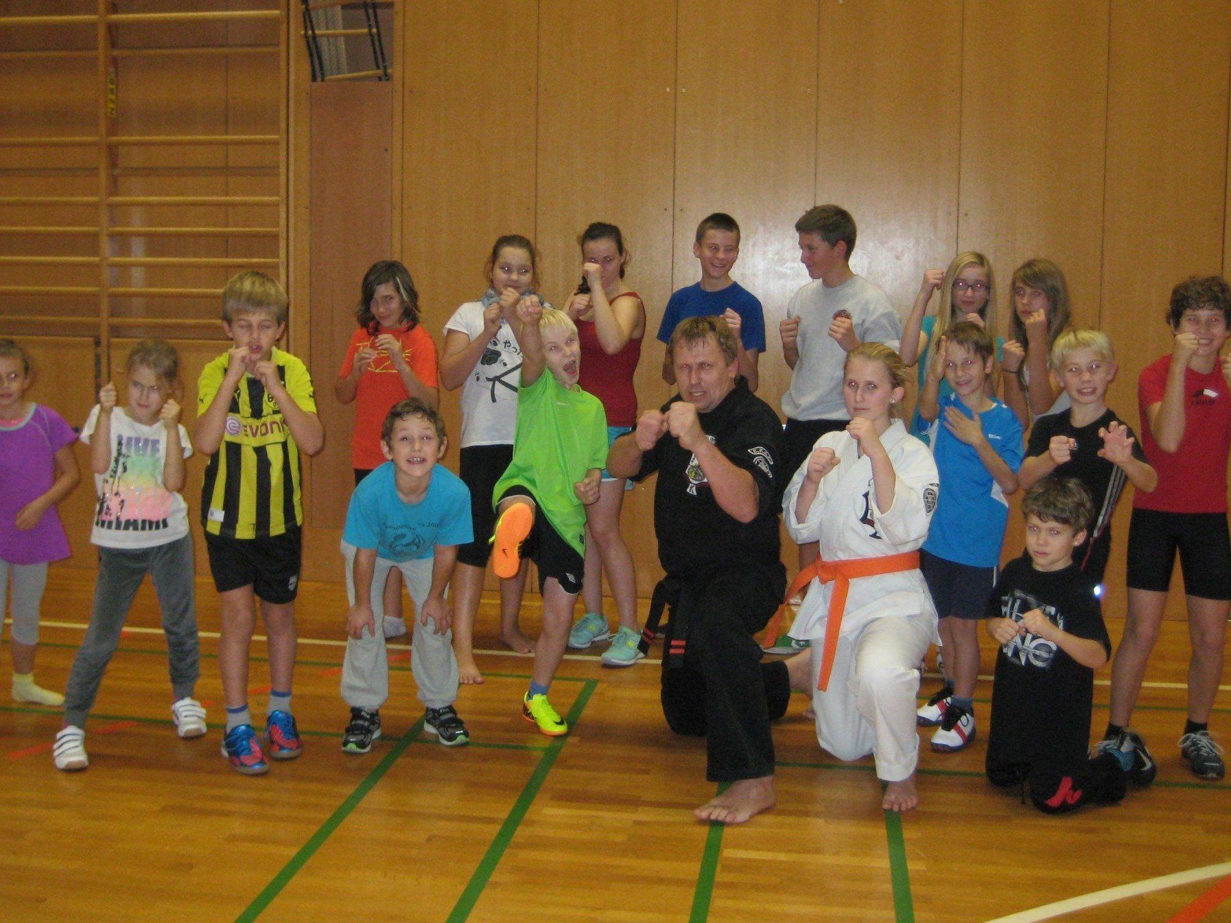 Kenpo Trainer Mike Haselwanter mit dem Nachwuchs des WSV Nenzing Kenpo Trainer Mike Haselwanter mit dem Nachwuchs des WSV Nenzing