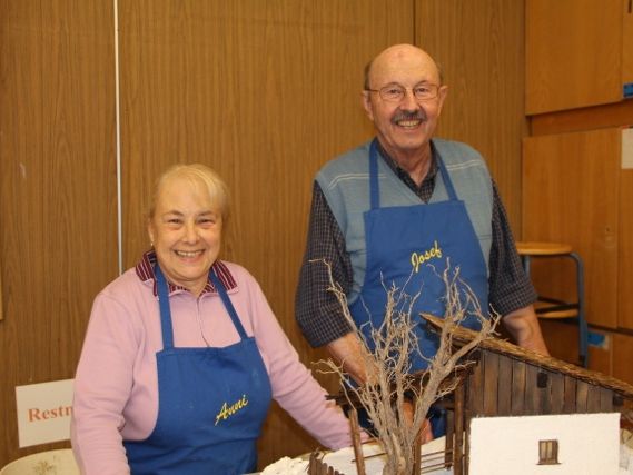 Anni und Josef- Urgesteine im Satteinser Krippenbauverein Anni und Josef- Urgesteine im Satteinser Krippenbauverein
