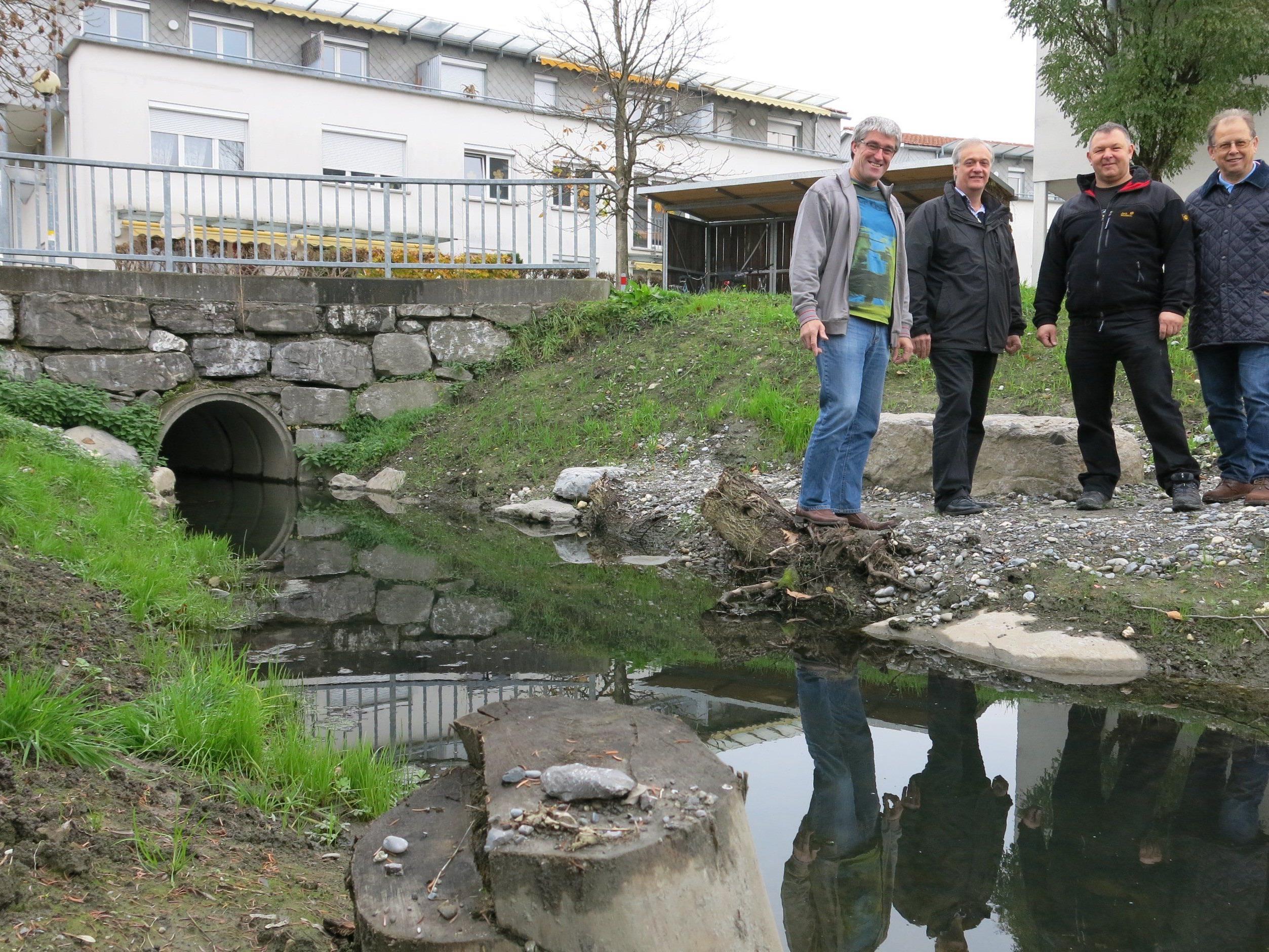 Otto Sohm, Vizebürgermeister Walter Natter, Kurt Spechtenhauser und Tiefbaureferent Wolfgang Bösch freuen sich über einen weiteren naturnah gestalteten Abschnitt des Kanals.