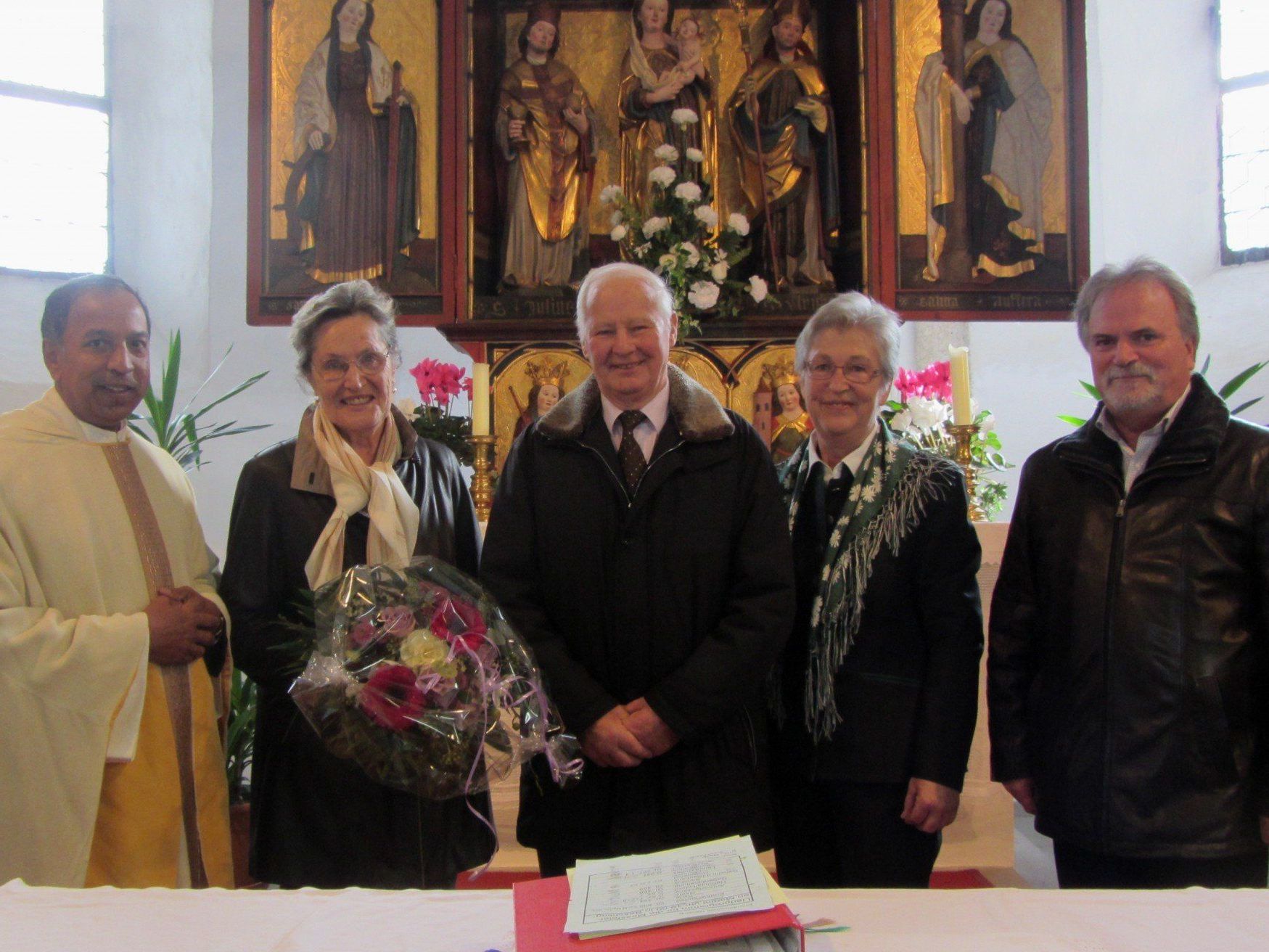 Pfr. Joy Peter Thattakath mit dem Ehepaar Hedwig und Erich Graß, Erna Scherer und dem neuen Mesner Karl Moll (v:l.n.r.) Pfr. Joy Peter Thattakath mit dem Ehepaar Hedwig und Erich Graß, Erna Scherer und dem neuen Mesner Karl Moll (v:l.n.r.)