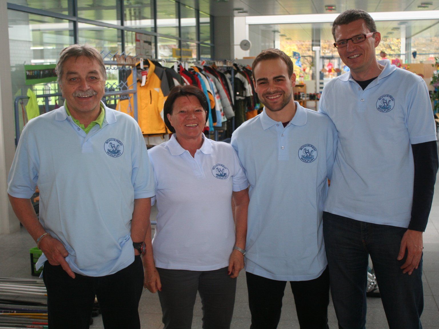 Hubert, Margarethe, Michael und Otmar vom Schiverein halfen tatkräftig mit Hubert, Margarethe, Michael und Otmar vom Schiverein halfen tatkräftig mit