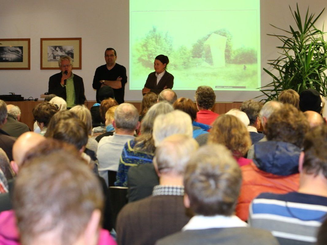 BürgerInnen aus Frastanz und Feldkirch zeigten großes Interesse bei der Informationsveranstaltung zum Thema Stadttunnel Feldkirch. BürgerInnen aus Frastanz und Feldkirch zeigten großes Interesse bei der Informationsveranstaltung zum Thema Stadttunnel Feldkirch.