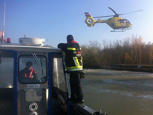 Einsatzkräfte bei der Bergung des Leichnams aus der Donau bei Krems
