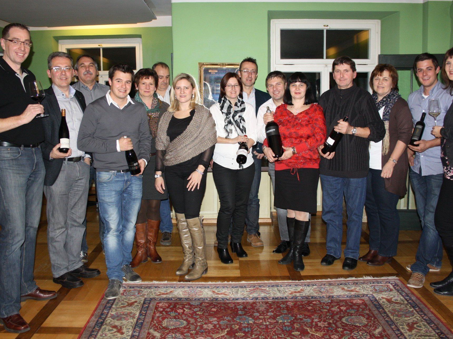 Andrea Sinz und Herbert Bischof vom wein:gut Bischof in Klaus hatten mit insgesamt acht Winzern zum Wein-Genuss-Abend nach Lochau eingeladen. Andrea Sinz und Herbert Bischof vom wein:gut Bischof in Klaus hatten mit insgesamt acht Winzern zum Wein-Genuss-Abend nach Lochau eingeladen.