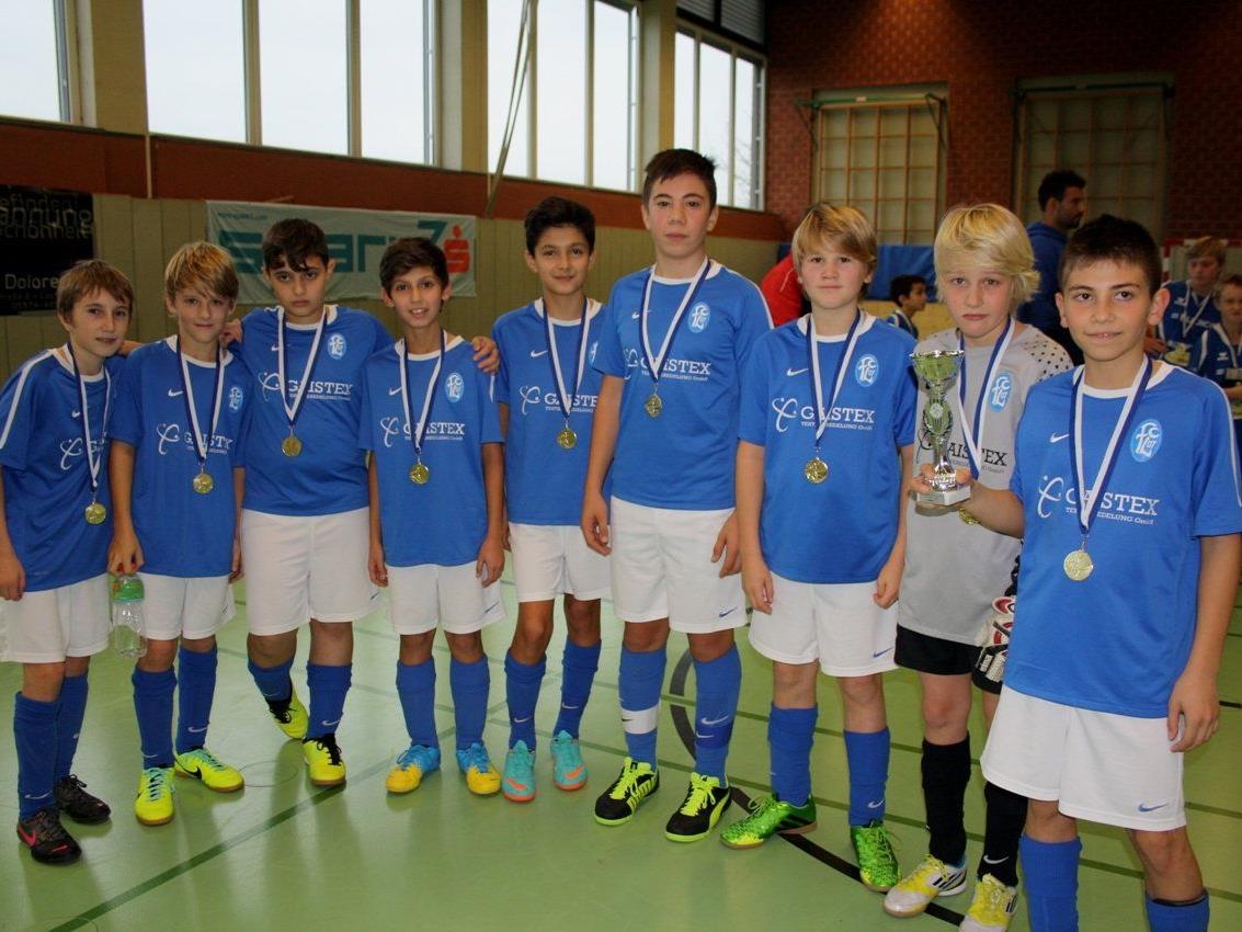 Mit Stolz präsentieren die jungen Fußballer des FC Lustenau A (U 13) Pokal und Medaille.