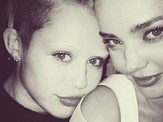 Miley Cyrus sorgt mit einem augenbrauenlosen Foto für Wirbel. Miley Cyrus sorgt mit einem augenbrauenlosen Foto für Wirbel.