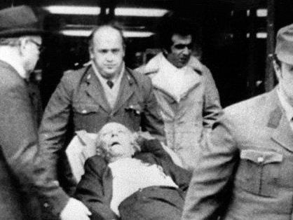 Sanitäter tragen einen Mann aus dem Opec-Gebäude in Wien, der bei dem Terroranschlag am 21.12.1975 verletzt wurde