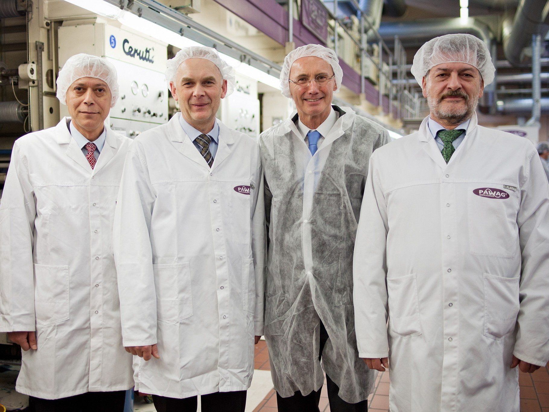 Othmar Karas (3.v.l.) besichtigte gemeinsam mit den PAWAG®-Vertretern die selbst entwickelten Umwelttechnologien in der Produktion. Auf dem Bild zu sehen sind weiters Sami Karagülmez (Director Sales & Marketing), Josef Lins (Managing Director) und Edgar Ittensohn (Geschäftsführende Gesellschafter) Othmar Karas (3.v.l.) besichtigte gemeinsam mit den PAWAG®-Vertretern die selbst entwickelten Umwelttechnologien in der Produktion. Auf dem Bild zu sehen sind weiters Sami Karagülmez (Director Sales & Marketing), Josef Lins (Managing Director) und Edgar Ittensohn (Geschäftsführende Gesellschafter)