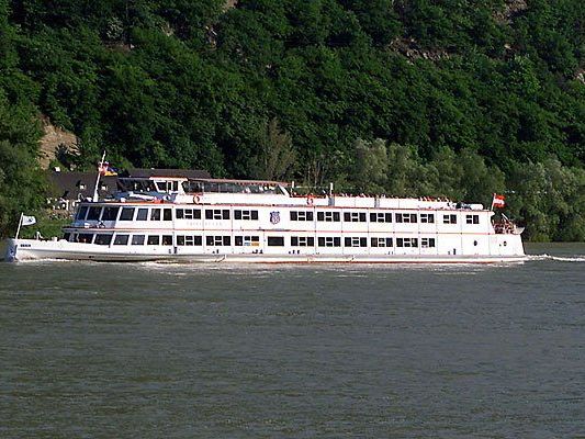 Ein Schiff wird auf der Donau festgehalten Ein Schiff wird auf der Donau festgehalten