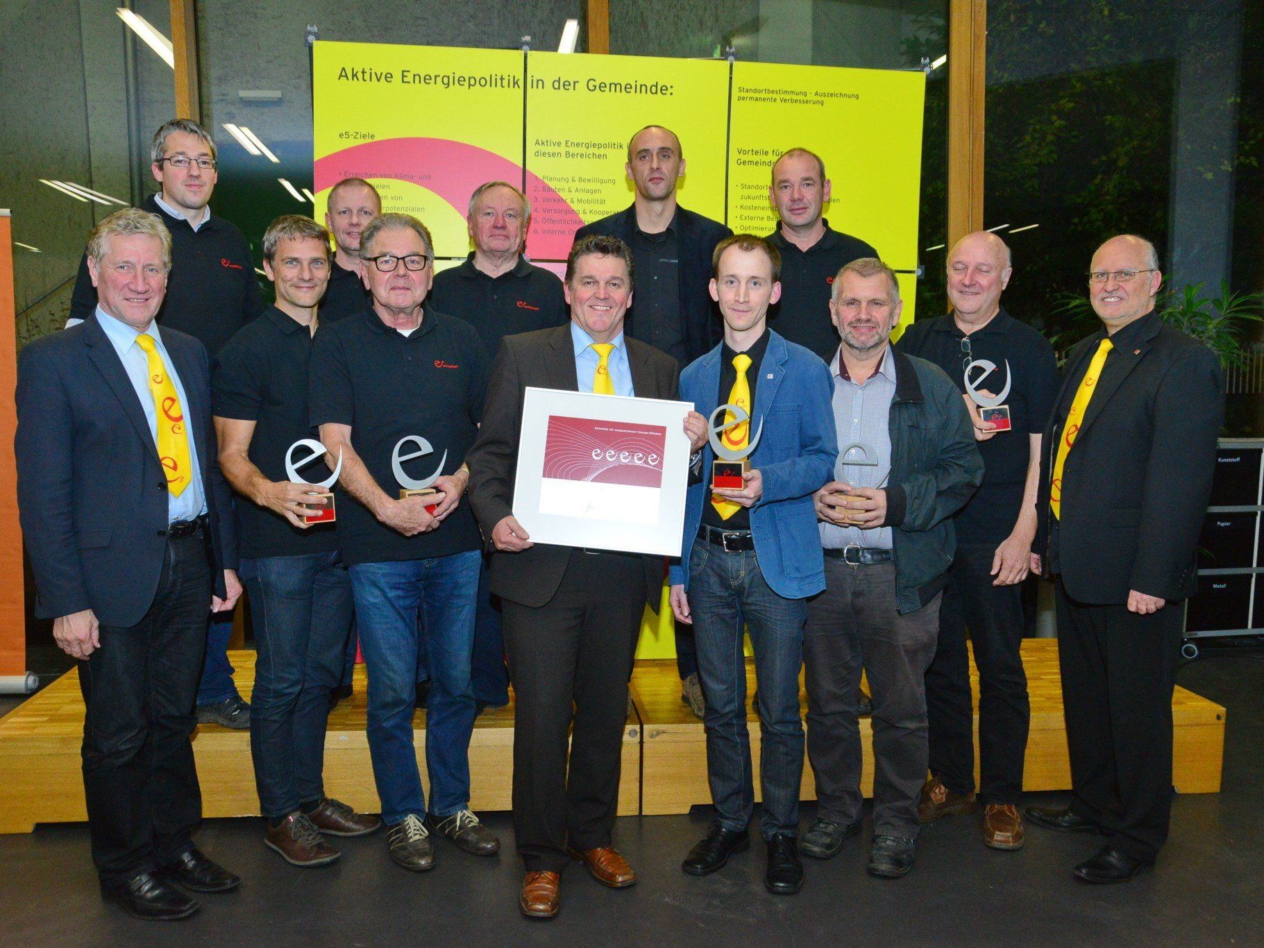 Das e5-Team mit Bürgermeister Christian Natter (mit Bild) gemeinsam mit Landesrat Erich Schwärzler (li.) und e5-Programmleiter Karl-Heinz Kaspar (re.). Das e5-Team mit Bürgermeister Christian Natter (mit Bild) gemeinsam mit Landesrat Erich Schwärzler (li.) und e5-Programmleiter Karl-Heinz Kaspar (re.).