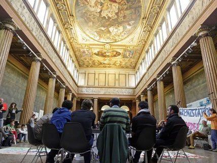 Bis Ende November dürfen sich die Flüchtlinge in der Kunstuni treffen. Bis Ende November dürfen sich die Flüchtlinge in der Kunstuni treffen.