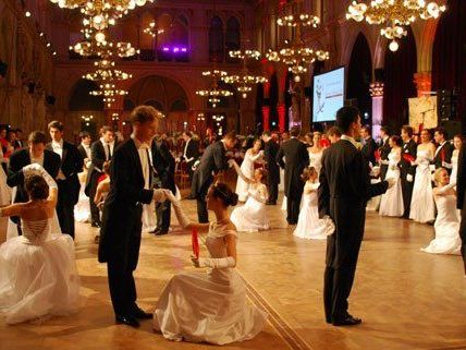 Stimmungsvolle Eröffnung des Rotkreuzballs im Rathaus. Stimmungsvolle Eröffnung des Rotkreuzballs im Rathaus.