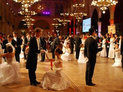 Stimmungsvolle Eröffnung des Rotkreuzballs im Rathaus.