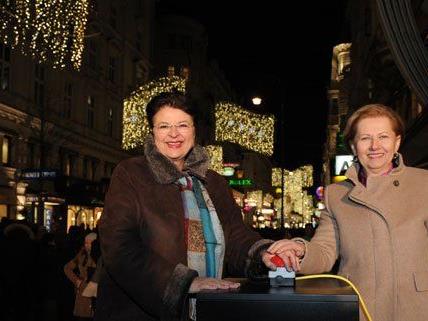 Vizebürgermeisterin Renate Brauner und Präsidentin Brigitte Jank beim Einschalten der Weihnachtsbeleuchtung in der Kärntner Straße.