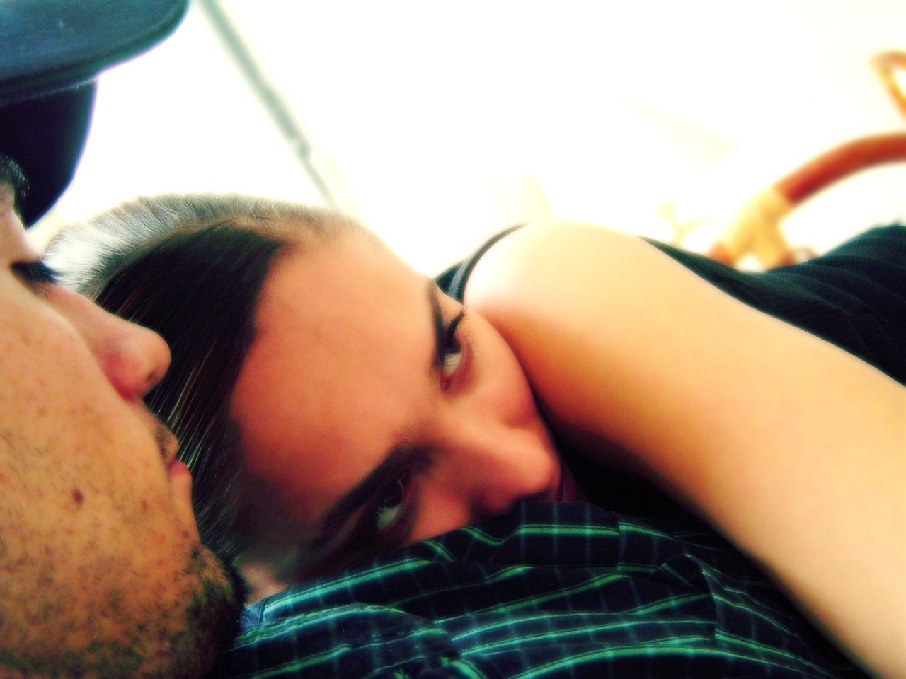 Erhöhte Dosis des Kuschelhormons Oxytocin: Partnerin erscheint attraktiver. Erhöhte Dosis des Kuschelhormons Oxytocin: Partnerin erscheint attraktiver.